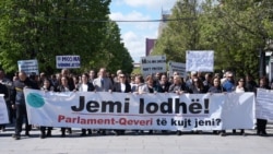 U glavnom gradu Kosova, Prištini, desetine radnika protestovale su u petak, 1. maja, zahtijevajući bolje uslove rada.