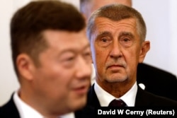 Томио Окамура (слева) и премьер-министр Чехии Андрей Бабиш