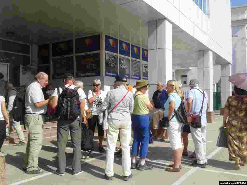 Ýurda gezelenç etmäge gelen daşary ýurtlylar