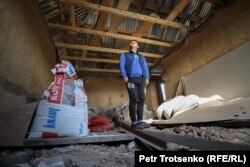 Житель села Булар-батыр Ислам Джалоу в своем пострадавшем от пожара доме. Жамбылская область, село Булар-батыр. 31 января 2021 года.