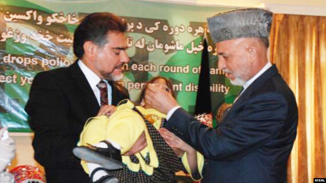 Afghan President Hamid Karzai (right) administered a polio vaccine to a child in Kabul as part of a public-awareness campaign in 2009.