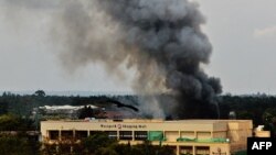 Облако дыма над торговым центром в Найроби, где боевики захватили заложников