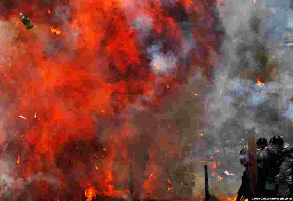 Пажары ў Каракасе, Вэнэсуэла, дзе працягваюцца грамадзянскія беспарадкі.