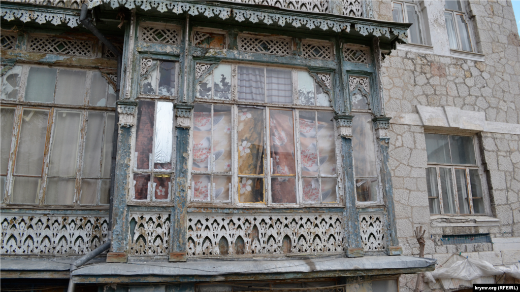 На карнизах и обрамлении окон сохранилась ажурная деревянная резьба времен постройки здания