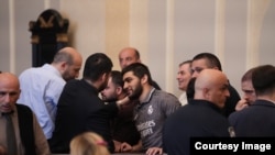 გუჯა ავსაჯანიშვილი ზურგით - ელაპარაკება რეზო კიკნაძეს, თბილისის საქალაქო სასამართლო