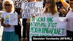 Протест під посольством Росії в Україні. Київ, 25 серпня 2015 року