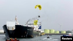 Активисты Greenpeace проводят акцию протеста на российском танкере "Михаил Ульянов" в Роттердаме в мае 2014 года