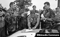 Командование Кордунского корпуса РСК подписывает акт о капитуляции. Глина, август 1995 года