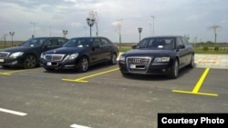 Srpski državni funkcioneri parkirali svoje automobile na mestu obeleženom za invalide