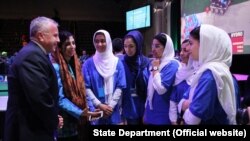 Заместитель госсекретаря США Джон Салливан с афганскими школьницами (соревнования по робототехнике (Вашингтон, 18 июля 2017 г.)