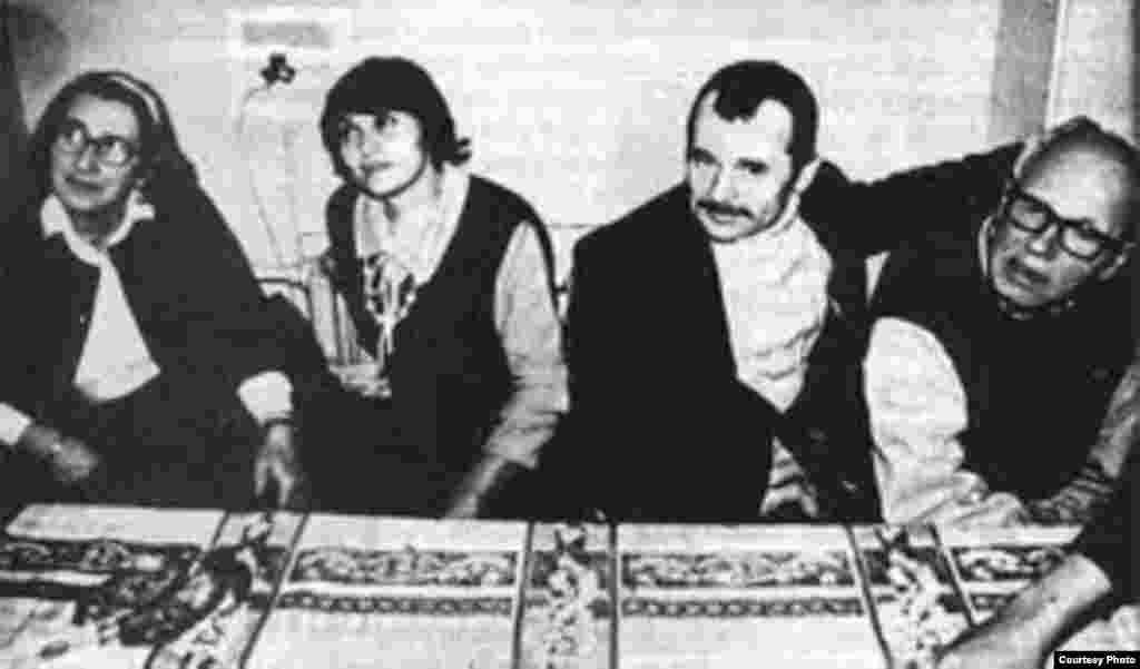 Mustafa Cemilev xanımı Safinar və insan haqları fəalları Andrey Saxarov və Olena Bonerlə birlikdə, 1986-cı il. 