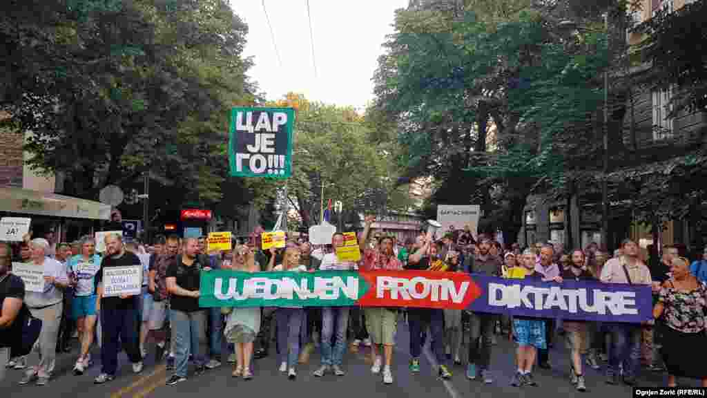 Serbia -- Serbian citizens and members of the opposition protest after Aleksandar Vucic sworn in as the new Serbian president, Belgrade, May 31, 2017