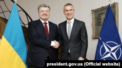 Ukrainian President Petro Poroshenko (left) and NATO Secretary-General Jens Stoltenberg in Brussels in November