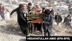 آرشیف، مراسم تدفین فردیکه در حمله انتحاری در کابل کشته شده است. January 28 2018