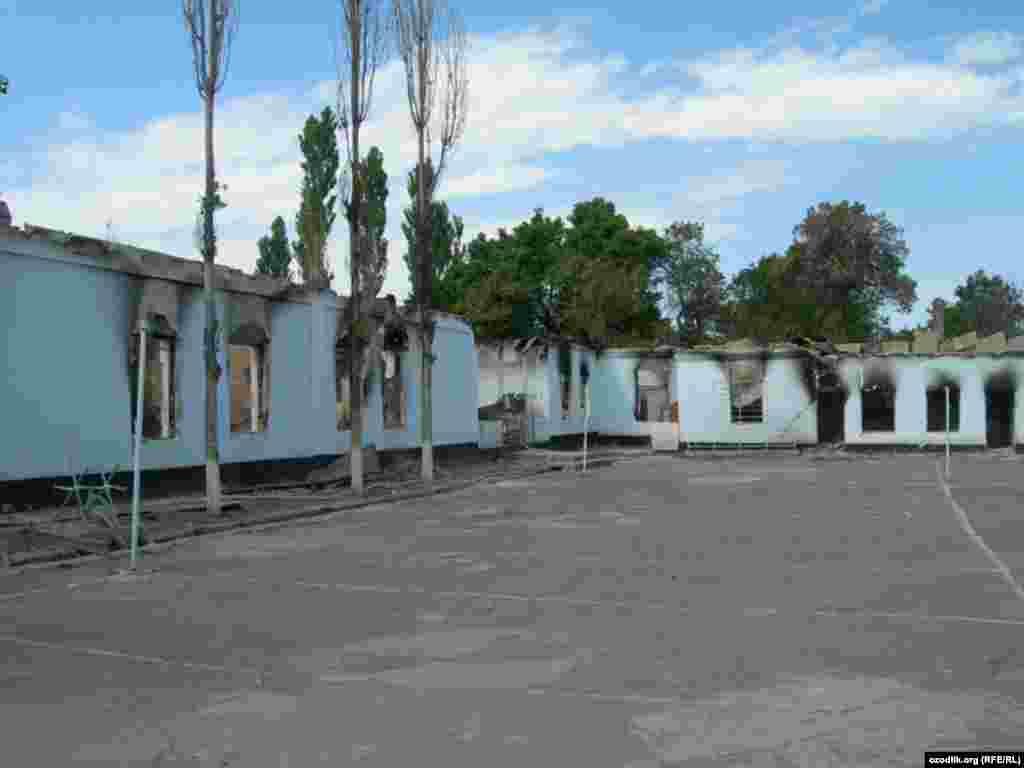 Ўшда куйдирилган Лев Толстой номидаги мактаб.