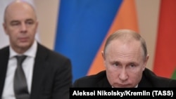 Владимир Путин и Антон Силуанов (на заднем плане)