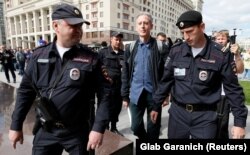 Peter Tatchell reținut de polițiști ruși