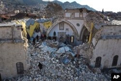 În Turcia, salvatorii caută oameni prinși sub dărâmături, după ce două noi cutremure au lovit țara, ucigând cel puțin trei persoane,