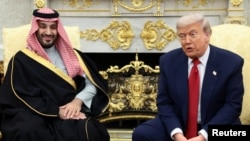 دونالد ترمپ، رئیس‌جمهور ایالات متحده (راست) محمد بن سلمان، ولیعهد عربستان سعودی (چپ) 