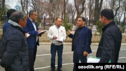 Ahror Ergashev (o‘rtada) va O‘YoI rahbari Qahramon Quronboev (o‘ngda)