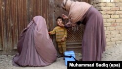 یک تیم واکسین پولیو در افغانستان