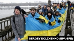 Українці в живому ланцюгу на мосту через Дніпро в Києві в День злуки. 22 січня 2018 року