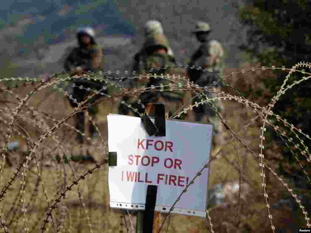 Militari din KFOR stau de pază la punctul de frontieră Jarinje, revendicat şi de Serbia şi de Kosovo. (Foto: Marko Djurica pentru Reuter) &nbsp; 