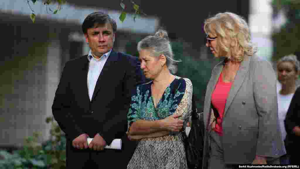 Мама Александра Костенко перед встречей сына, освобожденного из российкой тюрьмы