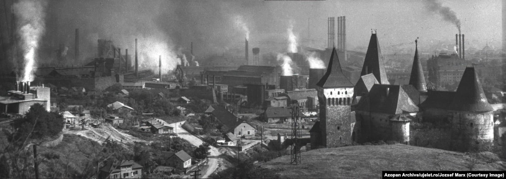 Szocs thotë se, për të, imazhi që bie më shumë në sy nga mijëra që ka analizuar është kjo foto panoramike e peizazhit industrial që rrethon kështjellën Corvin (djathtas). "Ajo ishte kështjella e familjes së mbretit Mathew të Hungarisë", thotë Szocs. &ldquo;Në ditët e sotme nuk ka mbetur asgjë [nga ky sfond]; e gjithë uzina industriale përreth kalasë u shemb pas vitit 2000&rdquo;. &nbsp;