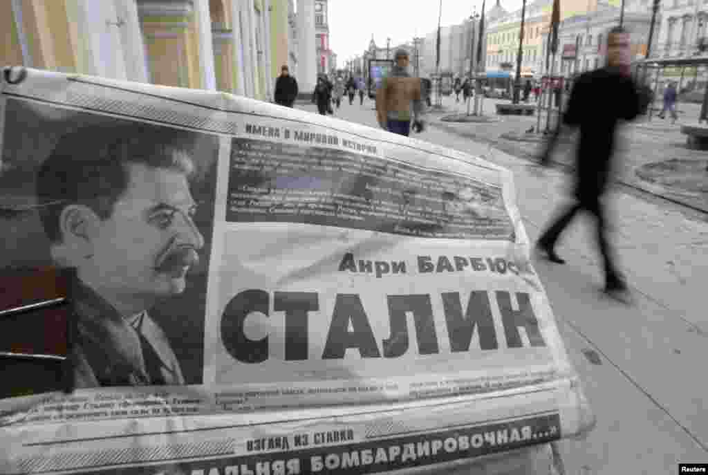 Stalin pe prima pagină a ziarelor din Sankt Petersburg. 