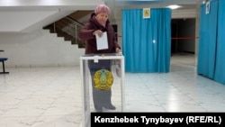 Женщина голосует на референдуме по новой Конституции Казахстана. Избирательный участок № 350 в Алматы, 15 марта 2026 года