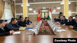 Комиссиянын төрагалары Бактыбек Токсонбаев менен Султон Рахимзоданын жолугушуусу.