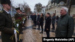 Miniștrii de Externe ale Europei de Sud Est, prezenți la o ceremonie de depunere de flori în Piața Sfântul Mihail din Kiev, 17 ianuarie 2025. Al doilea din dreapta: șeful diplomației moldovene - Mihai Popșoi.