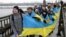 Під час акції «Живий ланцюг» соборності – об'єднаємо береги Дніпра на мосту Патона», організованої з нагоди відзначення проголошення Акту Злуки УНР й ЗУНР. Київ, 22 січня 2018 року 
