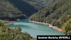Jezero Gazivode nalazi se na severu Kosova, a manjim delom pripada opštini Tutin u Srbiji