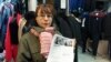 Вольга Маёрава раздае ўлёткі Аб'яднанай грамадзянскай партыі на рынку «Экспабел» у Менску, 23 сьнежня 2015 году