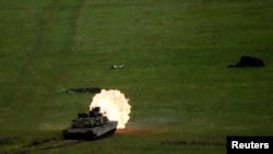 Az amerikai hadsereg M1A2 Abrams harckocsijainak lövedékei is tartalmaznak szegényített uránt. A képen egy ilyet lőhetnek ki egy georgiai közös hadgyakorlaton 2016. május 24-én