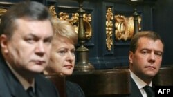 Віктор Янукович і Дмитро Медведєв у Кракові, 18 квітня 2010 року