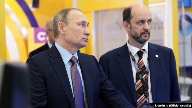 Президент России Владимир Путин и его советник по вопросам развития интернета Герман Клименко (архивное фото)