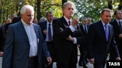 Колишні українські президенти Леонід Кравчук, Віктор Ющенко і Леонід Кучма