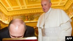 Papa Francisc și Vladimir Putin oferindu-și reciproc daruri la Vatican, 25 noiembrie, 2013