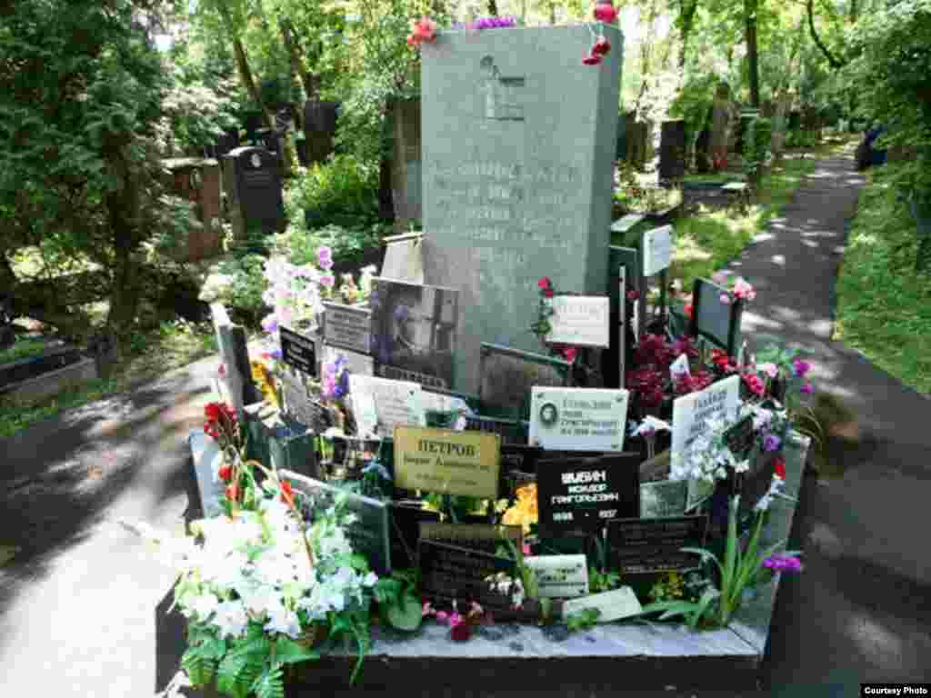 Памятник на общей могиле жертв сталинских репрессий 1930-1942 годов. Здесь также похоронен Алихан Букейханов. Донское кладбище Москвы.