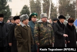 В первом ряду справа налево: Ахметжан Есимов, аким города Алматы, и Нуртай Абыкаев, председатель КНБ Казахстана. Алматы, 3 января 2013 года.