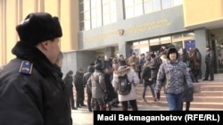 Акция протеста около здания Национального банка Казахстана во вторник, 11 февраля