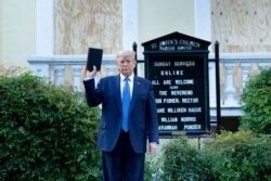 Presideni amerikan duke mbajtur Biblën përpara një kishe në Uashington.