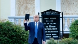 Presidenti amerikan, Donald Trump gjatë vizitës në kishën e Shën Gjonit në Uashington.