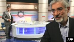 محمود احمدی‌نژاد و میرحسین موسوی در مناظره انتخاباتی ۱۳ خرداد ۸۸. آقای احمدی‌نژاد در این مناظره تهدید کرد مدارکی درباره زهرا رهنورد منتشر می‌کند.