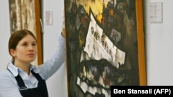 Фрагмент картины Оскара Рабина "Неправда" на аукционе Сотбис, 2008 