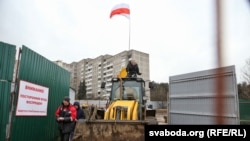 Абаронцы Курапатаў блякуюць будаўнічую тэхніку сабой. Фотарэпартаж