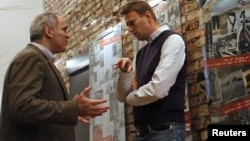 Оппозиционеры Алексей Навальный (справа) и Гарри Каспаров обсуждают ближайший митинг-шествие 4 февраля в Москве
